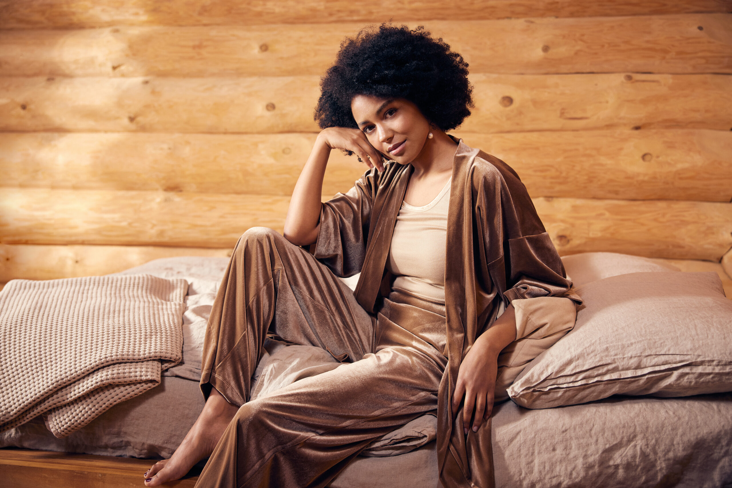 Comodi pantaloni in ciniglia rosa perfetti per la femminilità - immagine 6