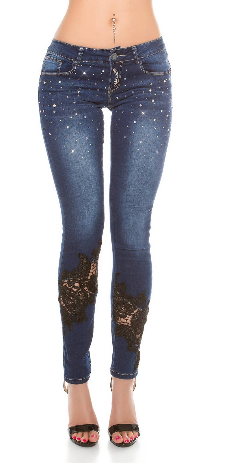 Superfemminili, i jeans push-up con strass e pizzo sono il must di stagione - immagine 7