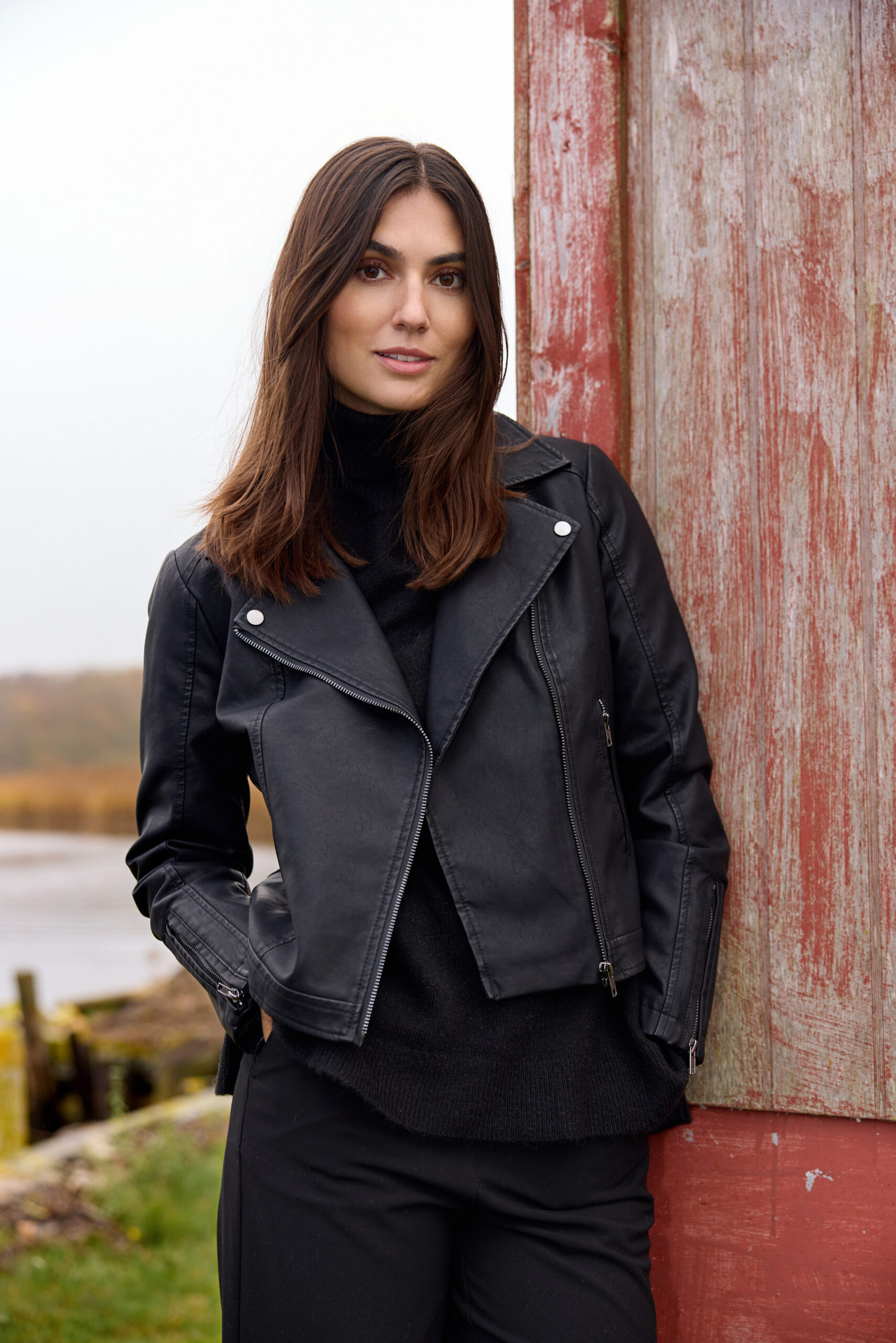 SC-Gunilla 7 – Giacca corta in ecopelle nera con zip e colletto revers - immagine 2