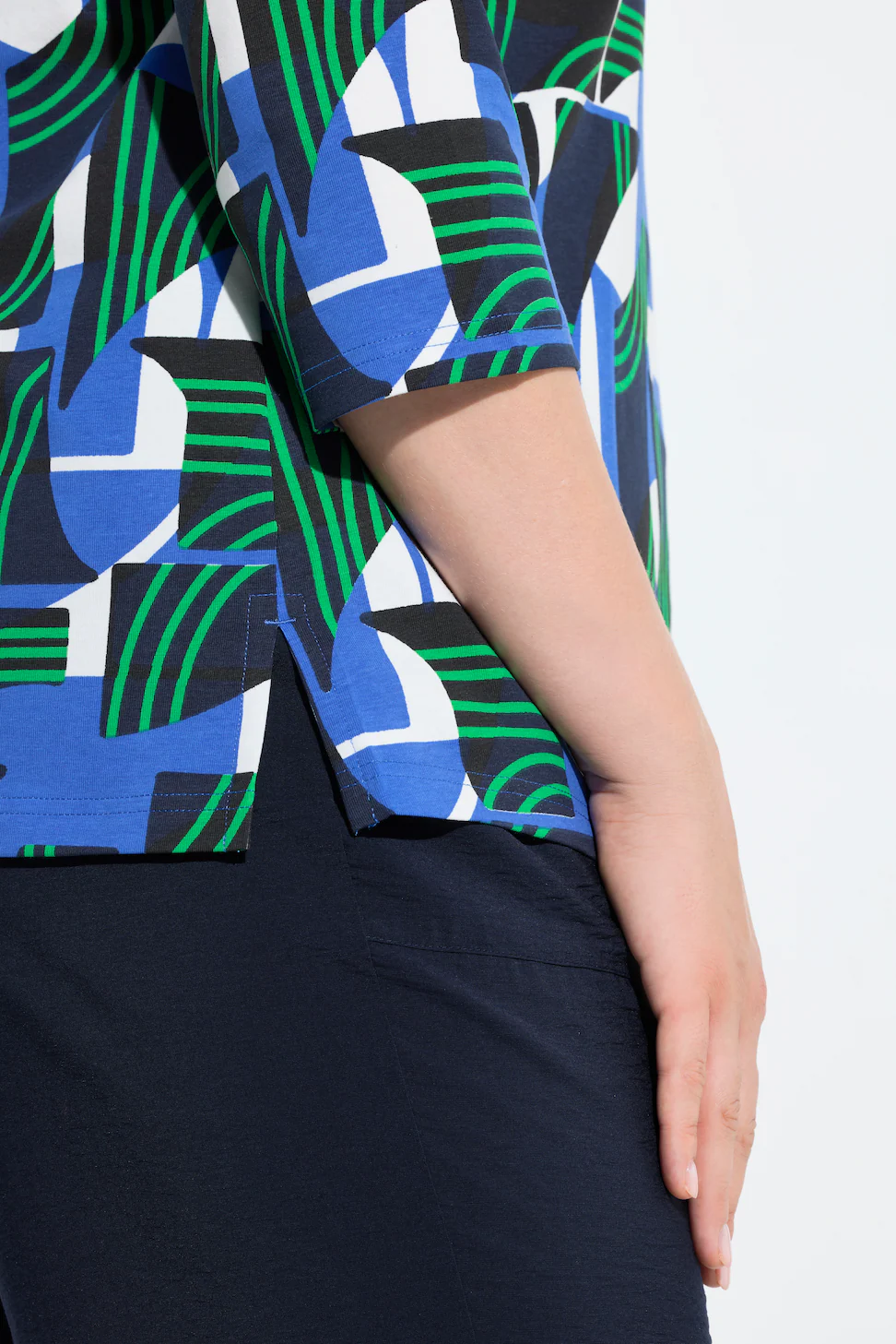 Maglia donna con stampa grafica scollo a V – cotone elasticizzato comodo e versatile - immagine 3