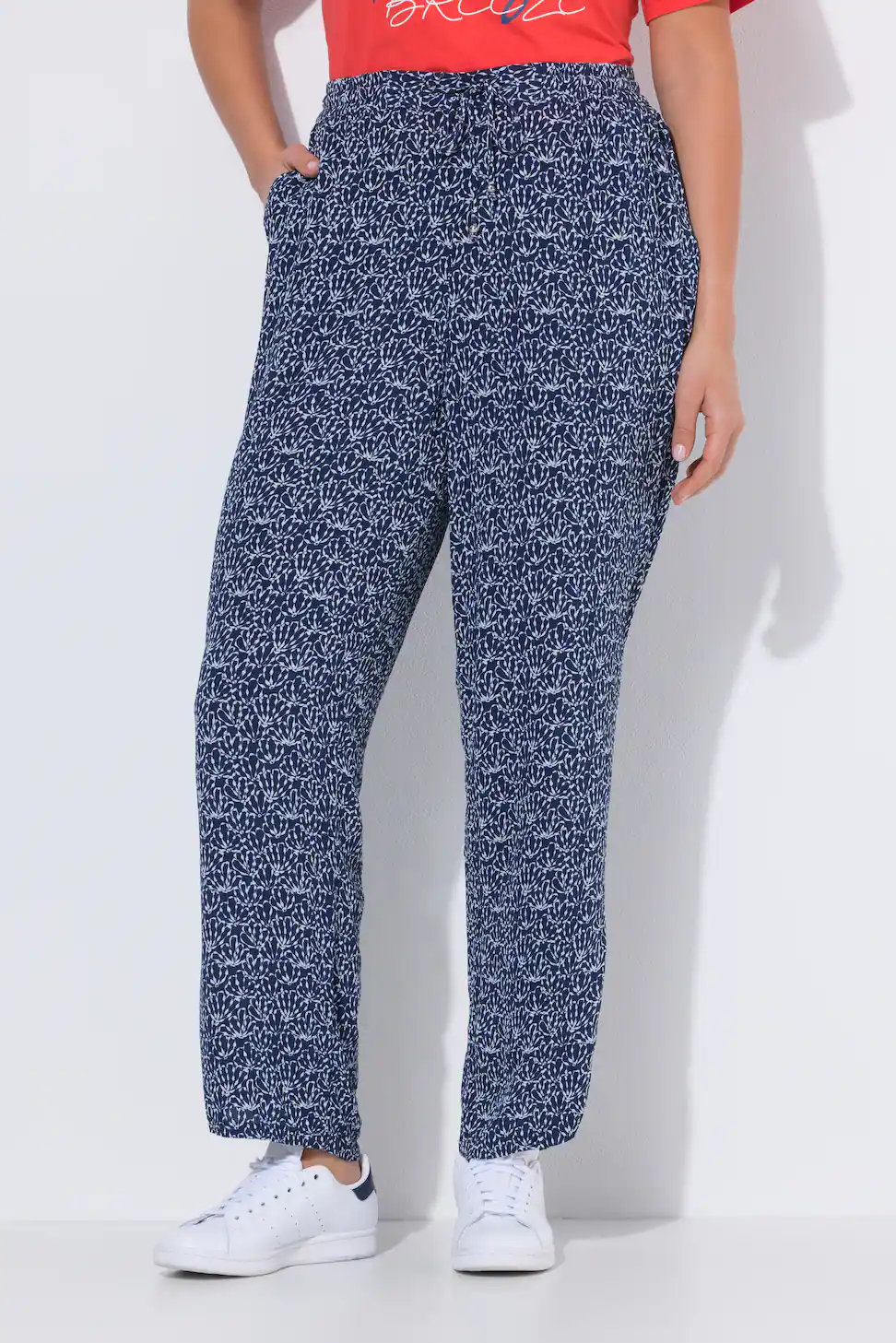 Pantaloni curvy modello Rose in crêpe con stampa e gamba larga – elastico con laccetto taglie 48-58