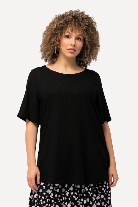 Dettaglio laterale della blusa nera in lino e viscosa Ulla Popken curvy taglia 48-50