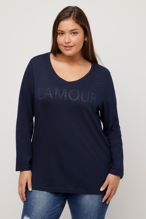 Dettaglio laterale della maglia blu notte con scritta L'AMOUR Ulla Popken curvy taglia 48-50