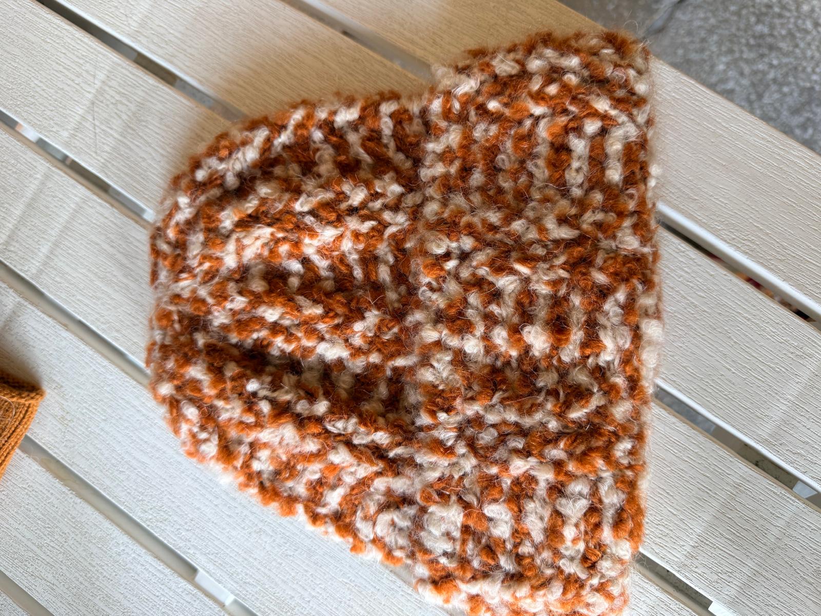 Berretto boucle La Sciarperia ruggine e panna