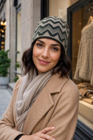 Berretto chevron La Sciarperia verde indossato da modella