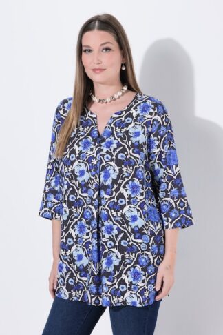 Blusa con fiori, scollo a tunica e maniche a 3/4 Ulla Popken colore blu notte scuro indossato