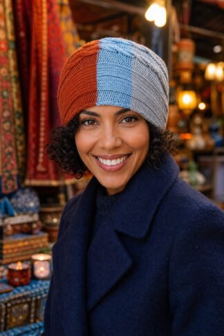 Cappello tricolore La Sciarperia azzurro e ruggine indossato da modella