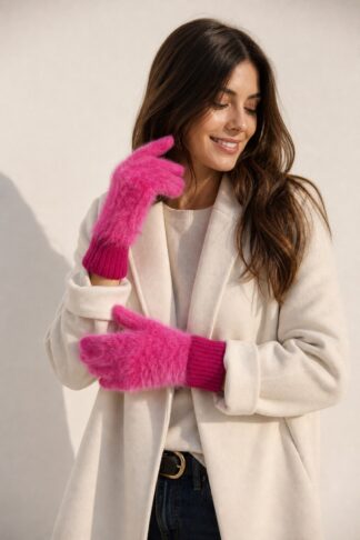 Guanti in maglia La Sciarperia fucsia indossato da modella