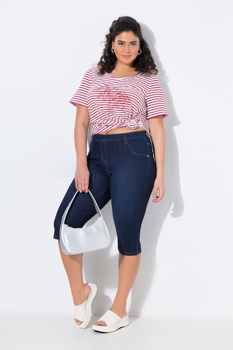 Jeans Capri modello Sienna con taglio della gamba aderente e cintura elastica Ulla Popken colore dark blue denim indossato