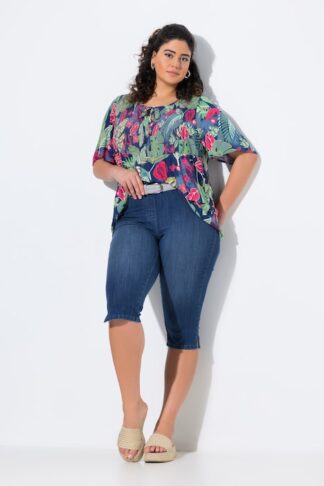 Jeans Capri modello Sienna con taglio della gamba aderente e cintura elastica Ulla Popken colore denim blu indossato