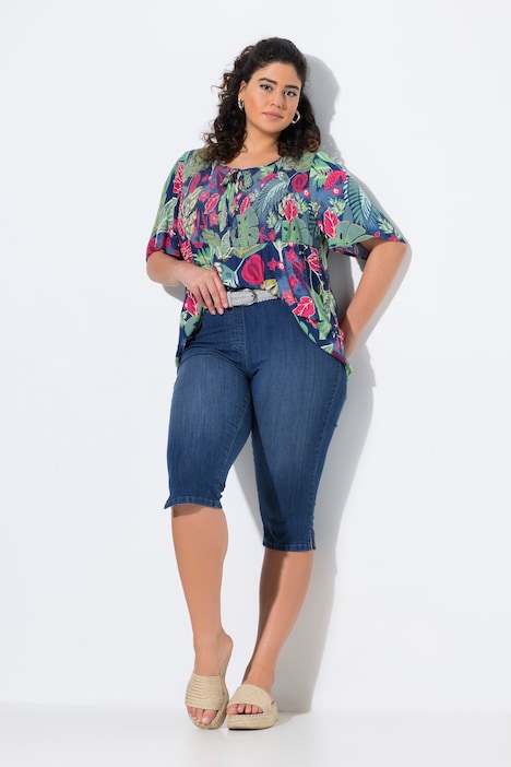 Jeans Capri modello Sienna con taglio della gamba aderente e cintura elastica Ulla Popken colore denim blu indossato