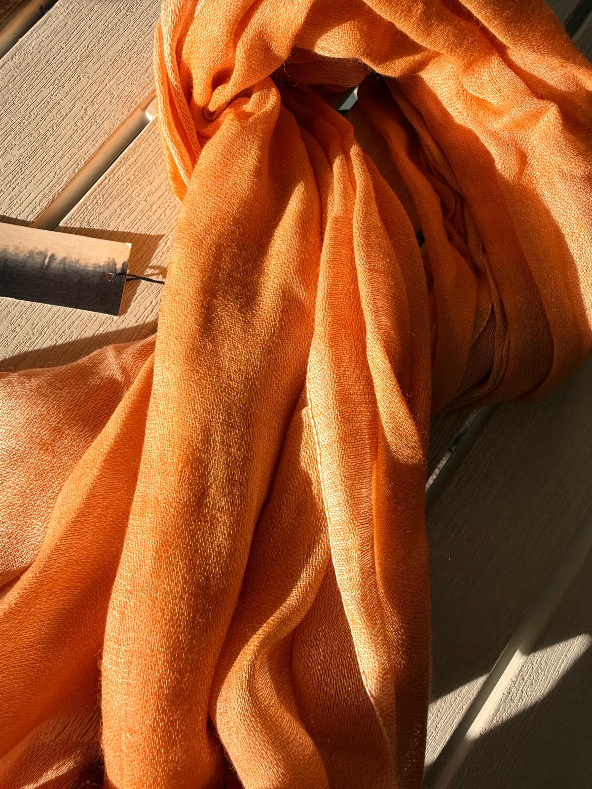 Stola in lana La Sciarperia arancio indossata