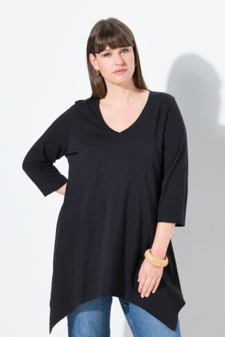 Maglia in cotone biologico con orlo a punte, scollo a V e maniche a 3/4 Ulla Popken colore nero indossato