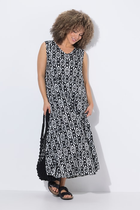 Maxi abito dal taglio smanicato con stampa grafica e scollo a V Ulla Popken colore nero indossato