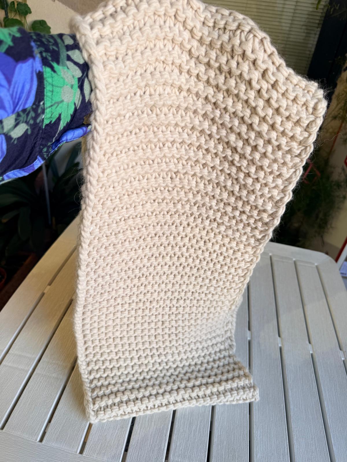 Scaldacollo in maglia La Sciarperia beige dettaglio 1