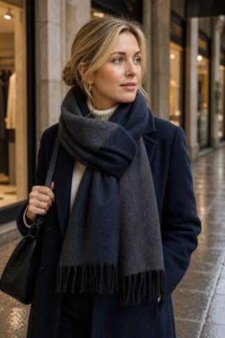 Sciarpa bicolore Soya Concept blu e grigio indossata da modella
