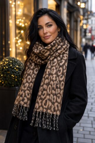Sciarpa leopardata La Sciarperia beige e nero indossata da modella