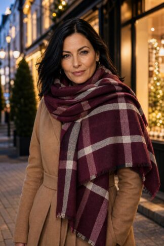 Sciarpa tartan La Sciarperia bordeaux indossata da modella