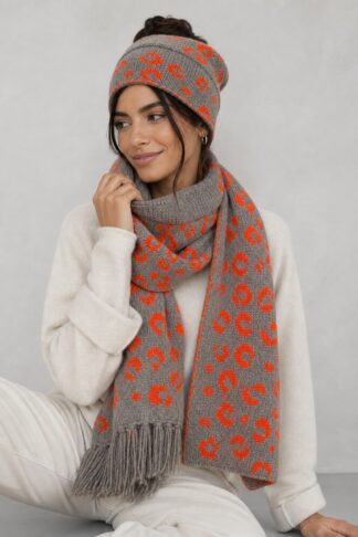 Set animalier La Sciarperia grigio e arancio indossato da modella