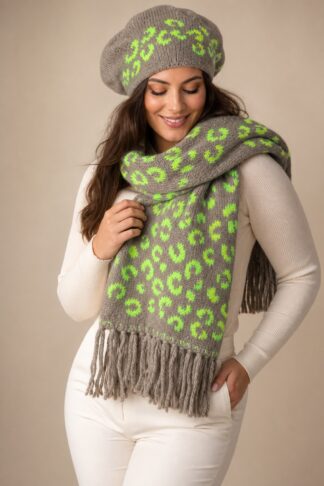 Set animalier La Sciarperia grigio e verde lime indossato da modella