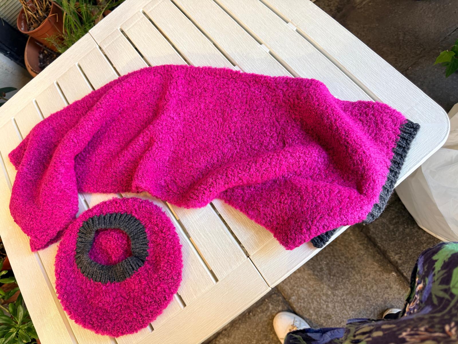 Set cappello e sciarpa La Sciarperia fucsia dettaglio 2