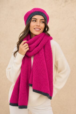 Set cappello e sciarpa La Sciarperia fucsia indossato da modella