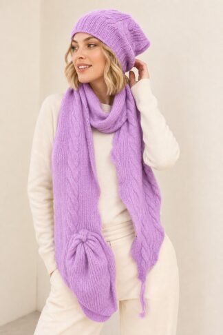 Set cappello e sciarpa La Sciarperia lavanda indossato da modella