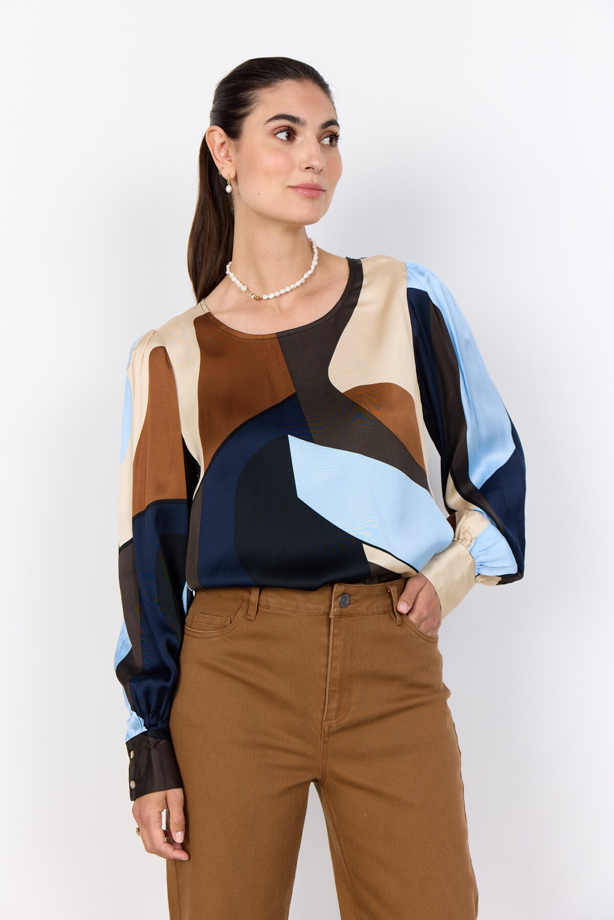 Dettaglio stampa astratta della blusa Soya Concept SC-Bell 1