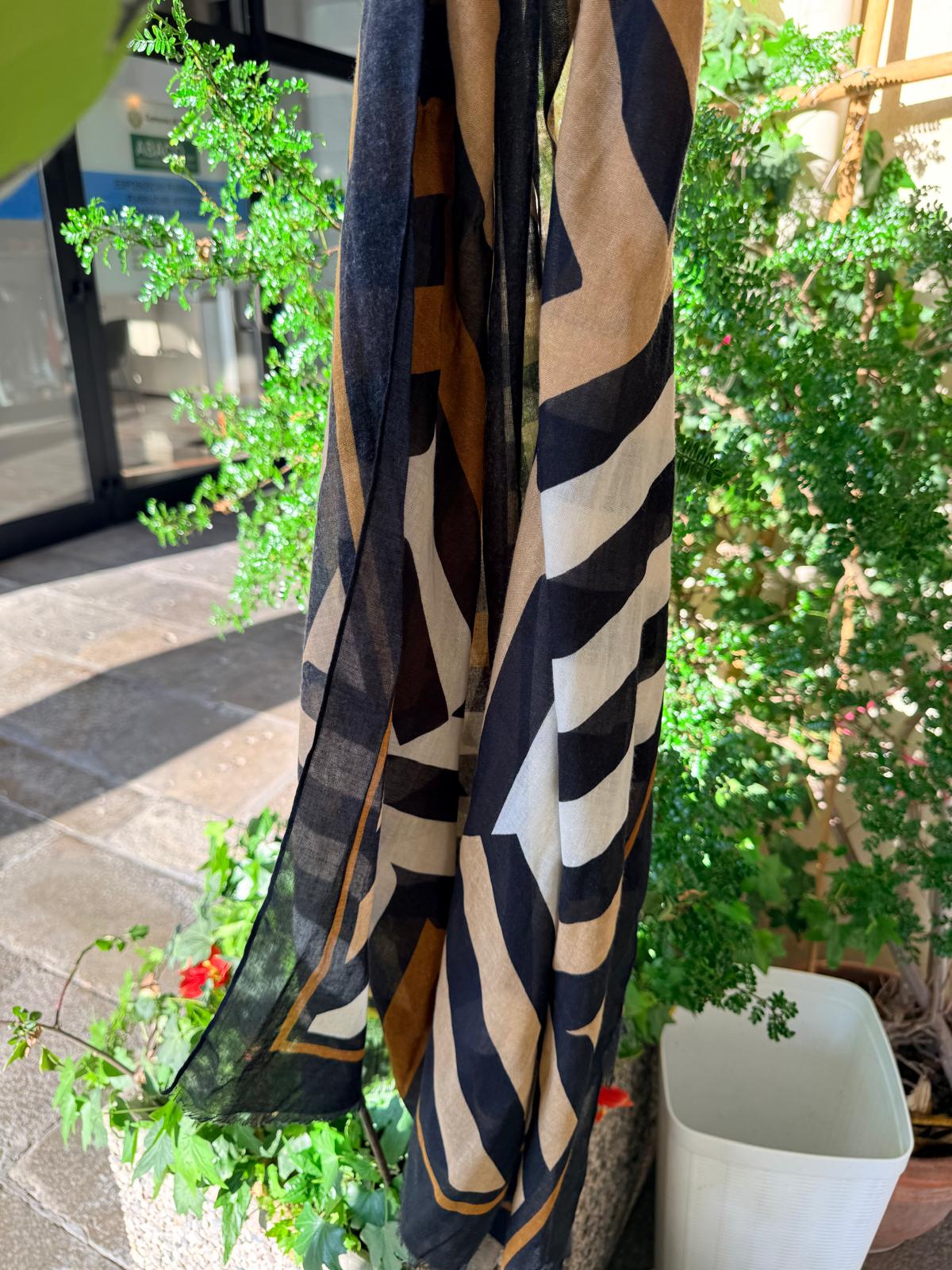 Foulard a righe Soya Concept SC-FRICKA 1 indossato