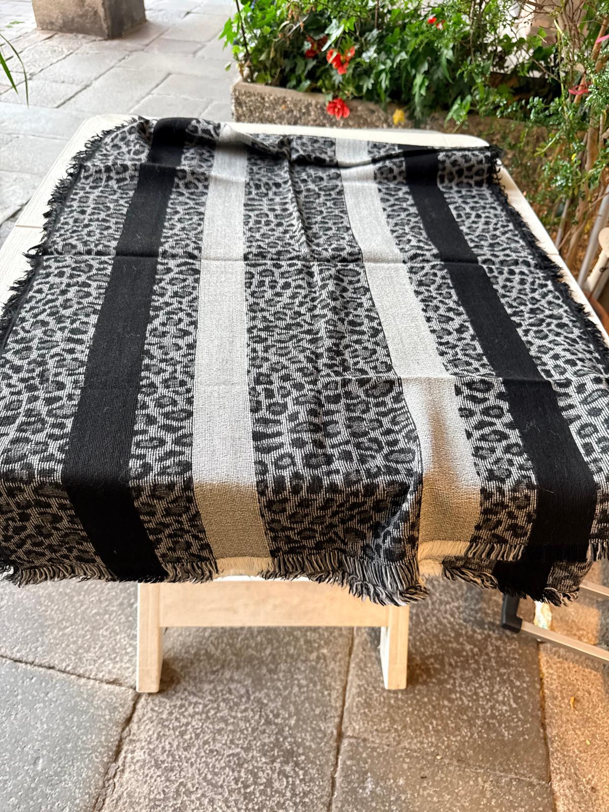 Stola animalier La Sciarperia grigia e nera dettaglio 2