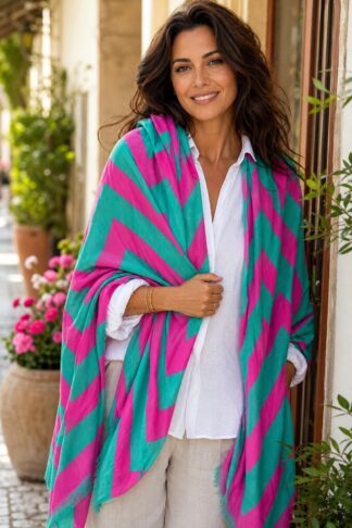 Stola in modal La Sciarperia fucsia e turchese indossata da modella