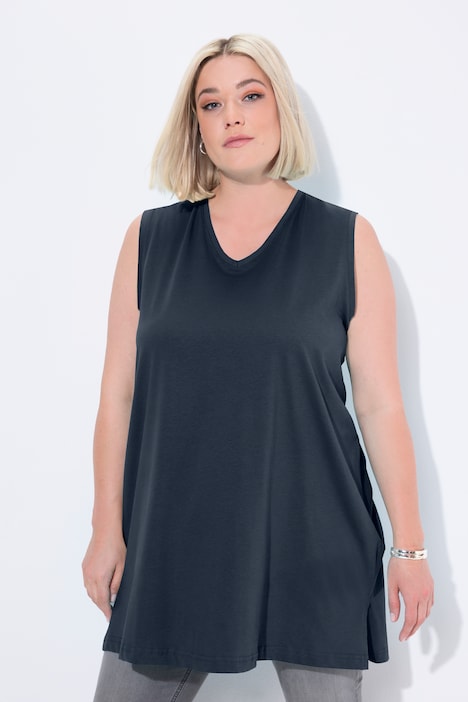 Top smanicato di cotone dalle linee morbide con scollo a V Ulla Popken colore blu notte scuro indossato