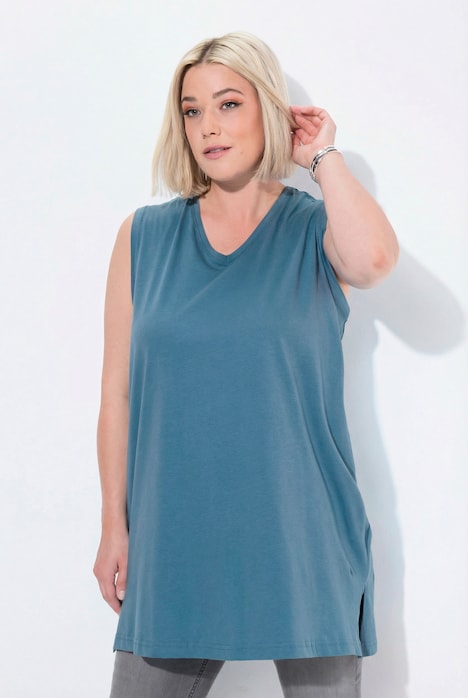 Top smanicato di cotone dalle linee morbide con scollo a V Ulla Popken colore blue jeans indossato