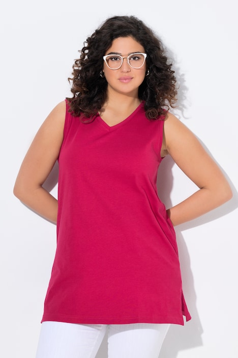 Top smanicato di cotone dalle linee morbide con scollo a V Ulla Popken colore lampone scuro indossato