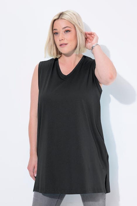 Top smanicato di cotone dalle linee morbide con scollo a V Ulla Popken colore nero indossato