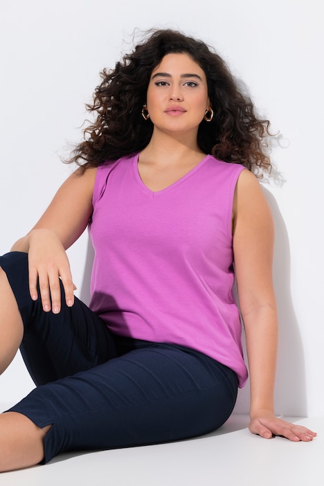 Top smanicato di cotone dalle linee morbide con scollo a V Ulla Popken colore rosa freddo indossato