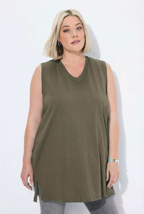 Top smanicato di cotone dalle linee morbide con scollo a V Ulla Popken colore verde foresta indossato
