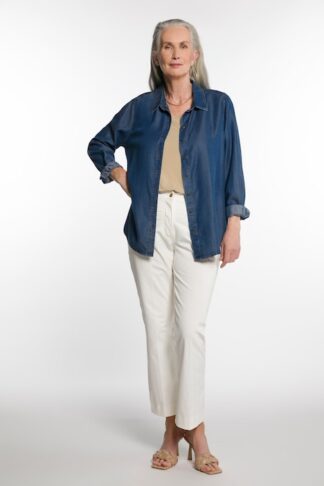 Ulla Popken Pantaloni modello Sophie con effetto jeans, taglio a cinque tasche e pieghe bianco panna taglia 48/50 campionario indossato dalla modella