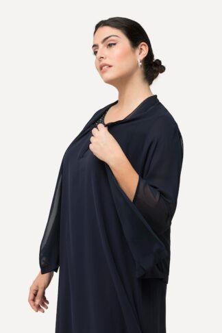 Ulla Popken Giacca di chiffon dal taglio oversize con collo a scialle e maniche a 3/4 blu marine taglia 48/50 campionario indossato dalla modella
