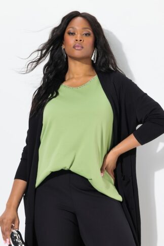 Ulla Popken T-shirt dal taglio svasato con scollo a V e mezze maniche fantasia, indossato dalla modella