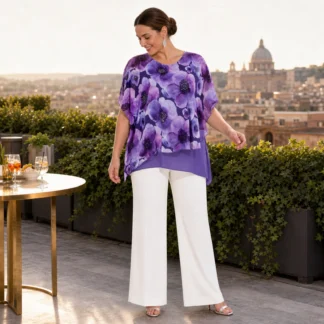 Blusa Ulla Popken in chiffon viola floreale con brillantini indossata in terrazza