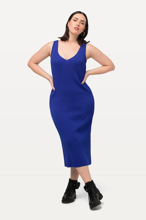 Abito midi azzurro in maglia a coste smanicato azzurro, indossato da modella
