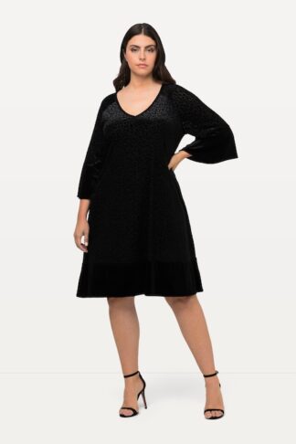 abito midi svasato con design leopardato e maniche a 3/4 fantasia leopardata, indossato da modella