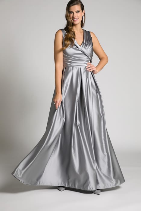 abito da sera con drappeggi in grigio metallizzato grigio metallizzato, indossato da modella