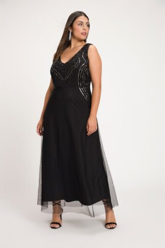 Abito in mesh con ricamo di paillettes e perline nero nero, indossato da modella