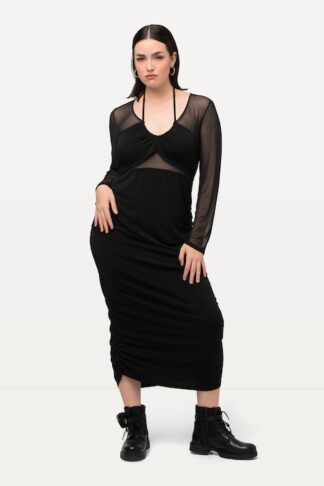 Abito maxi nero aderente con scollo a V e inserto in mesh nero, indossato da modella