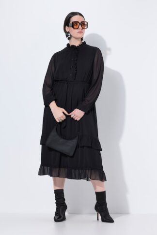 Abito midi svasato con ruche e collo alto nero, indossato da modella