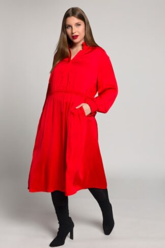 Abito in raso tinta unita rosso papavero rosso, indossato da modella