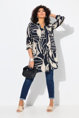 longbluse con collo classico in colore marine blu navy, indossato da modella