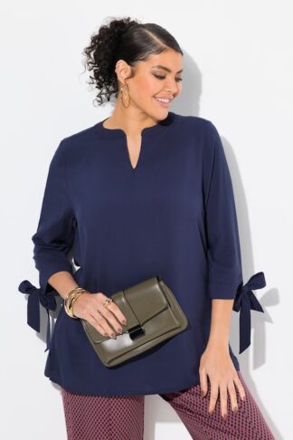 Blusa a trapezio con laccetti marine blu scuro, indossato da modella